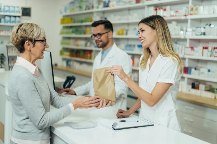 Foto de uma senhora fazendo compras na drogaria